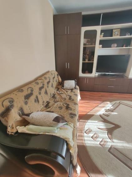 Apartament cu 3 camere decomandat, mobilat în Micro 4