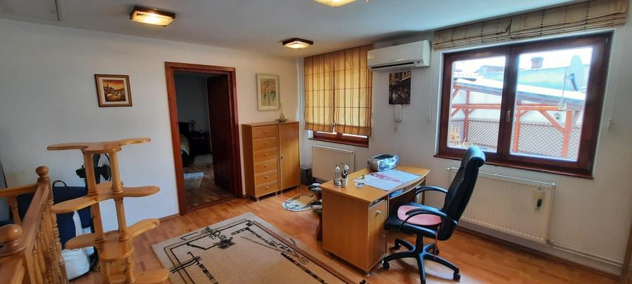 Casă individuală cu 7 camere cu Canalizare în Central