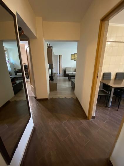 Apartament cu 4 camere semidecomandat, mobilat în Sebastian