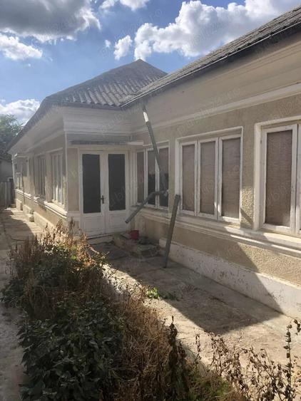 Casă cu 6 camere în Carcaliu