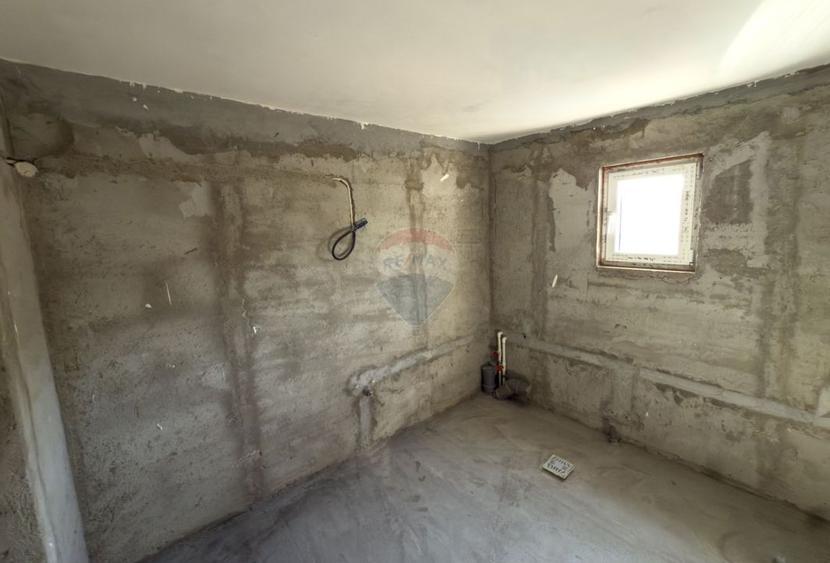 Casă cu 8 camere cu Teren 440 Mp în Central
