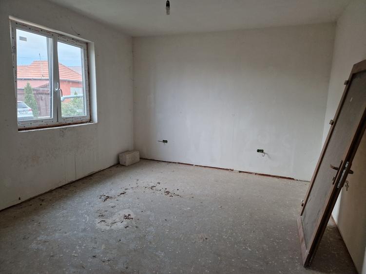 Casă cu 3 camere cu Teren 18000 Mp în Central