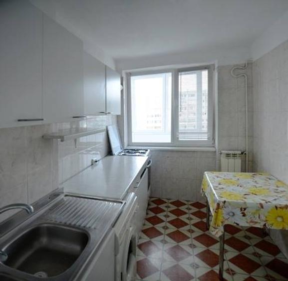 Apartament cu 3 camere semidecomandat, mobilat în Obor