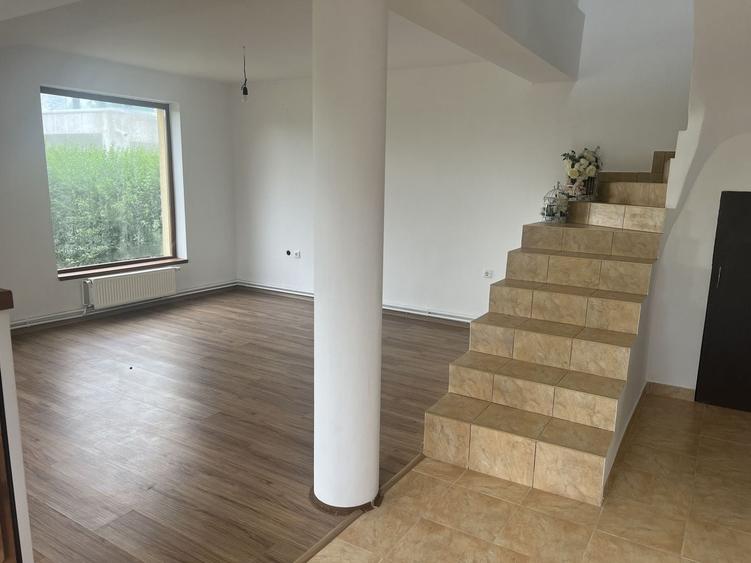 Casă individuală cu 5 camere cu Canalizare în Giarmata