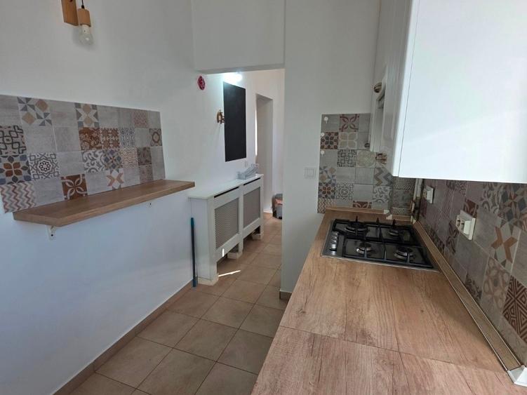 Apartament cu 4 camere semidecomandat, mobilat în Universitate