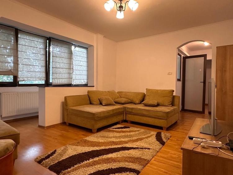 Apartament cu 3 camere semidecomandat în Dacia