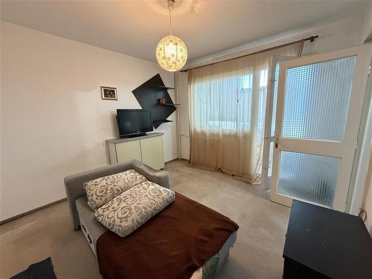 Apartament cu 2 camere nedecomandat în Podu Roș