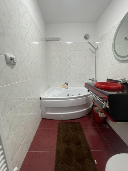 Apartament cu 2 camere semidecomandat, mobilat în Semicentral