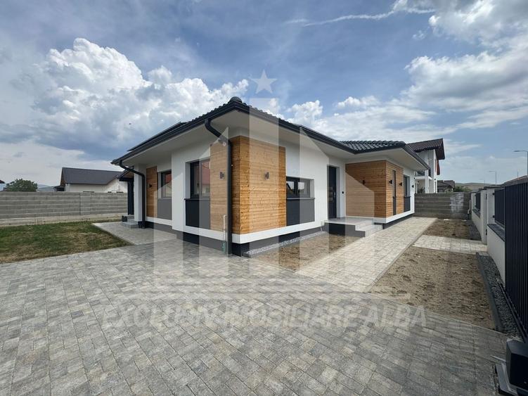 Casă individuală cu 4 camere cu Canalizare în Micești