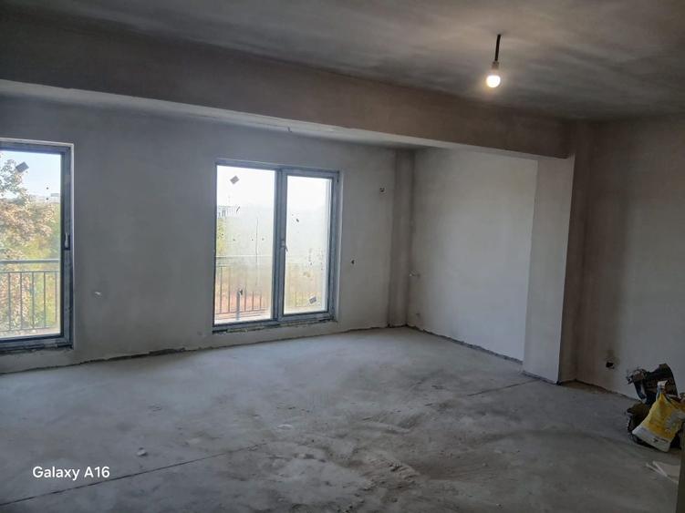 Apartament cu 3 camere decomandat în Exterior Vest