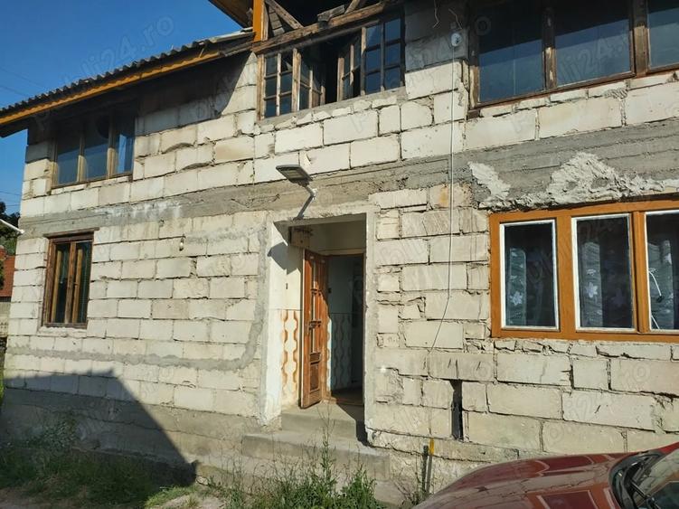 Casă cu 6 camere cu Teren 500 Mp în Almașu Sec