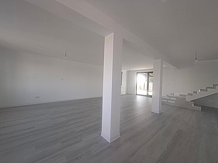 Casă cu 4 camere cu Teren 400 Mp în Domnești