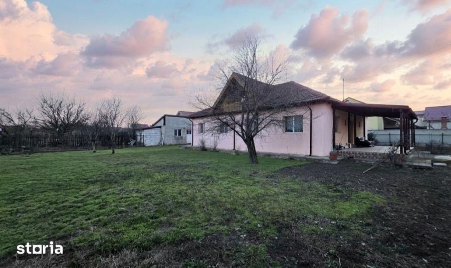 Casă cu 5 camere decomandat cu Teren 1487 Mp în Central