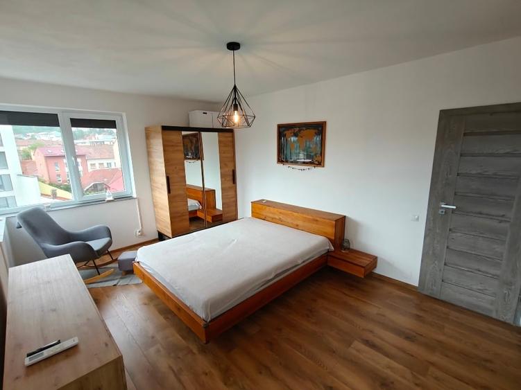 Apartament cu 3 camere semidecomandat, mobilat în Central