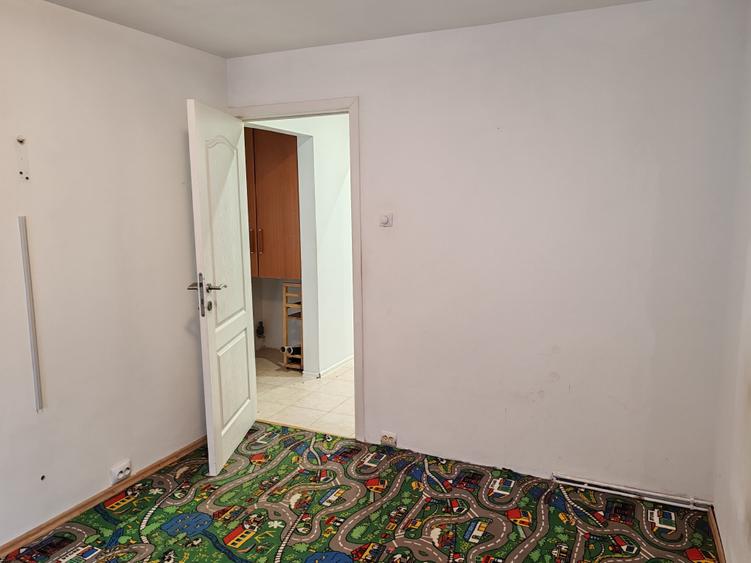 Apartament cu 3 camere decomandat în Astra