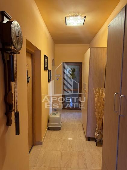 Casă individuală cu 6 camere cu Canalizare în Ghiroda