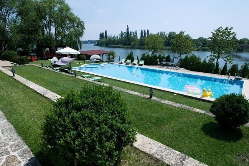 Casă individuală cu 8 camere cu Teren 3000 Mp în Snagov