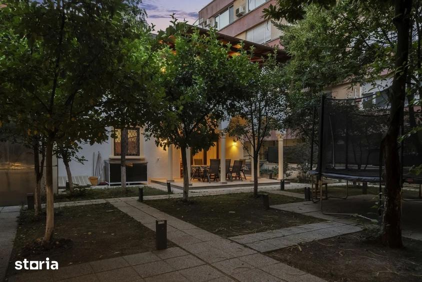 Casă cu 8 camere cu Teren 760 Mp în Aviatorilor