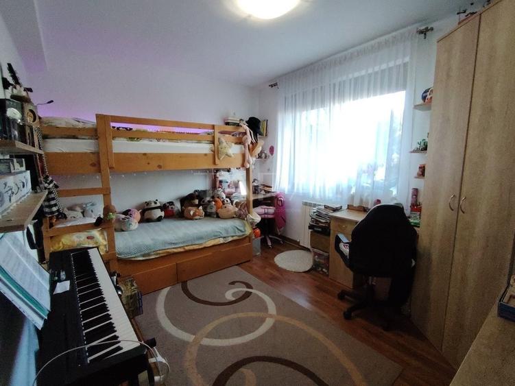 Apartament cu 3 camere semidecomandat, mobilat în Borhanci