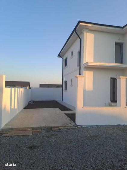 Casă cu 4 camere în Lumina