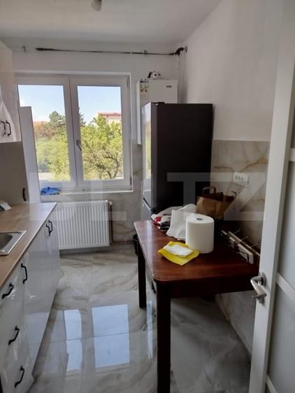 Apartament cu 3 camere decomandat, mobilat în Tractorul