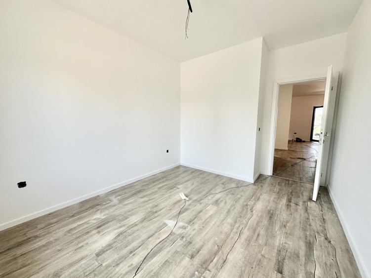 Duplex cu 3 camere cu Canalizare în Albina
