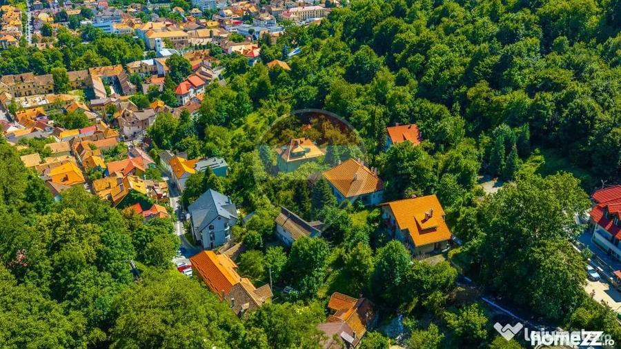 Casă cu 7 camere cu Teren 3140 Mp în Schei