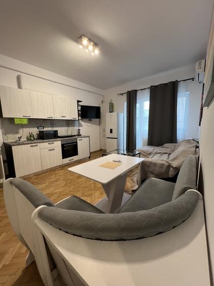 Apartament cu 3 camere semidecomandat, mobilat în Gara de Nord
