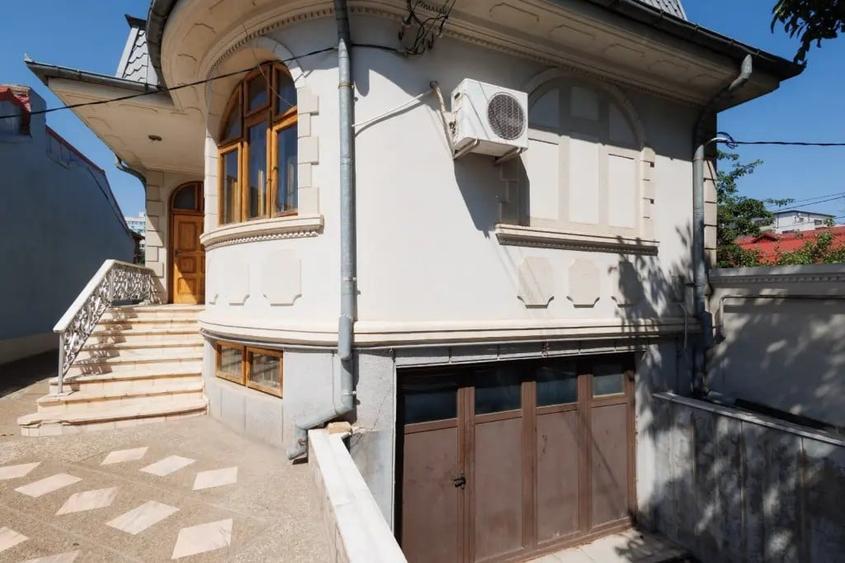 Casă cu 5 camere în Central