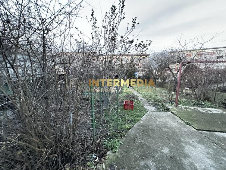 Casă individuală cu 7 camere cu Canalizare în Central