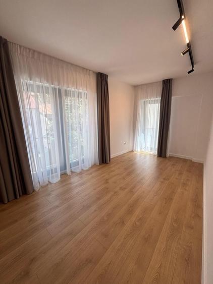 Apartament cu 3 camere decomandat, mobilat în P-ța Victoriei