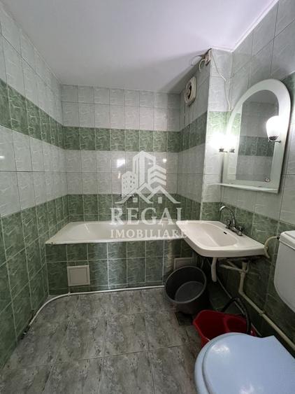 Apartament cu 3 camere semidecomandat în Exterior Est
