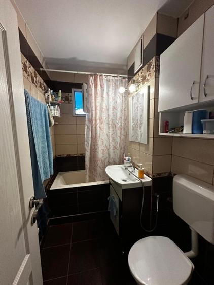 Apartament cu 3 camere semidecomandat, mobilat în Titan