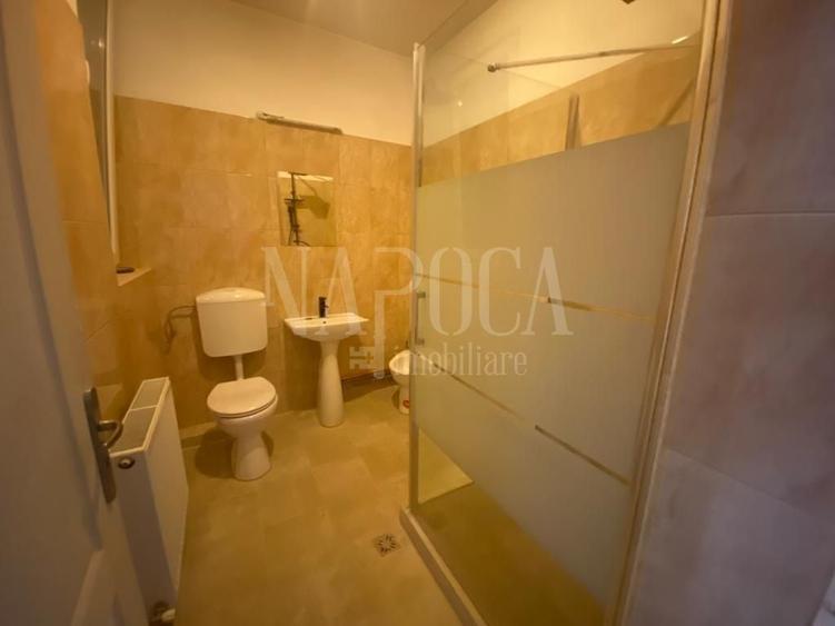 Casă individuală cu 7 camere cu Canalizare în Central