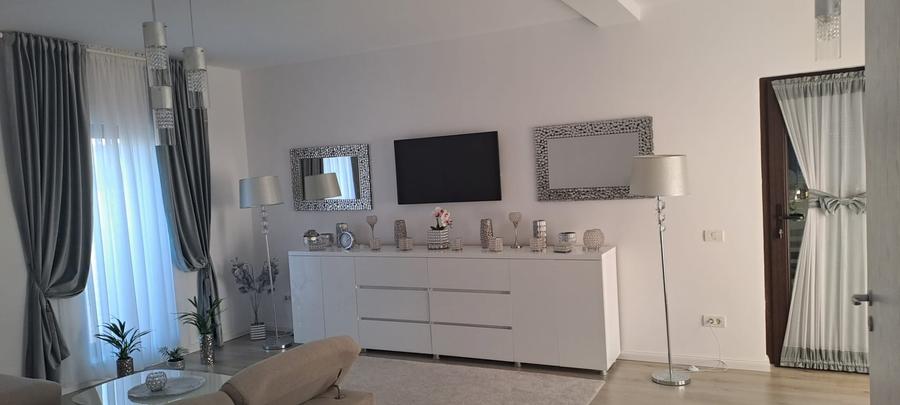 Casă individuală cu 5 camere cu Canalizare în Giroc
