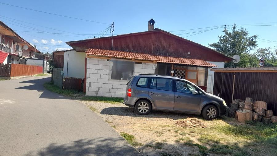 Apartament cu 2 camere decomandat în Petrești