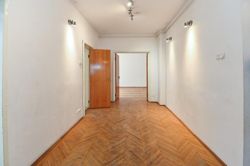 Apartament cu 4 camere decomandat în Calea Victoriei