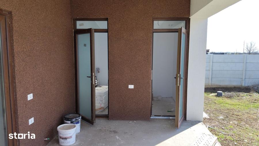 Casă cu 5 camere cu Teren 492 Mp în Glina
