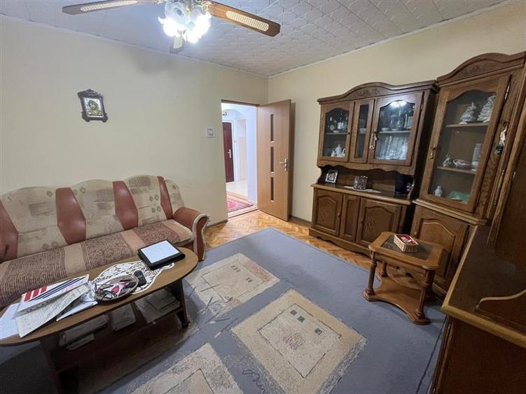 Apartament cu 4 camere semidecomandat, mobilat în Nord