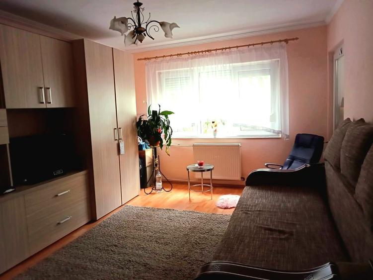 Inchiriez apartament cu 1 camera,MARE,tip DP - 4