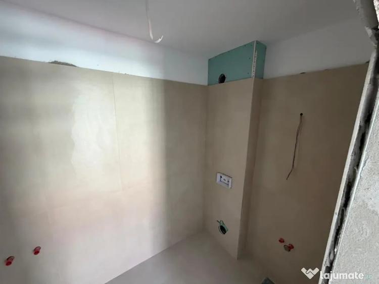 Apartament cu 4 camere semidecomandat în Florești