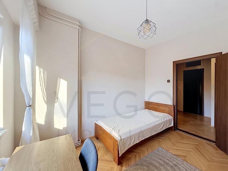 Apartament cu 3 camere semidecomandat, mobilat în Central