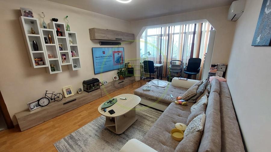 Apartament cu 3 camere semidecomandat, mobilat în Craiovița Nouă