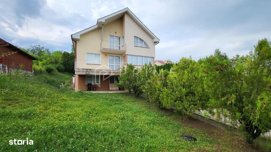 Casă cu 4 camere în Livezeni