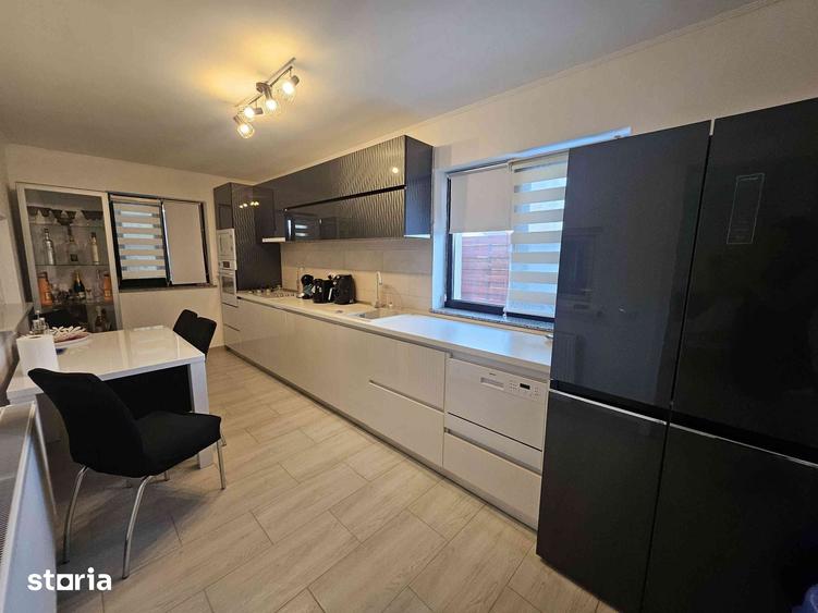 Casă cu 5 camere decomandat cu Teren 520 Mp în Malu Mare