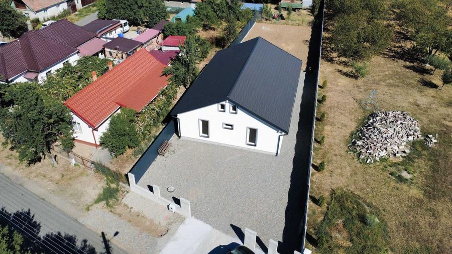 Casă cu 3 camere în Lazuri