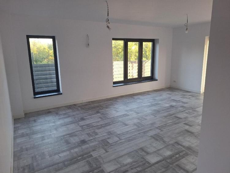 Casă individuală cu 5 camere cu Garaj în Central