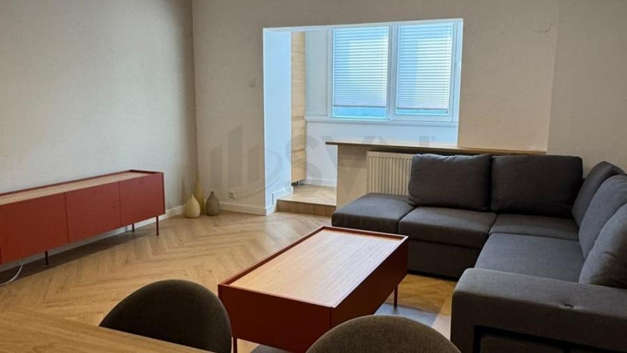 Apartament cu 3 camere decomandat în Victoriei