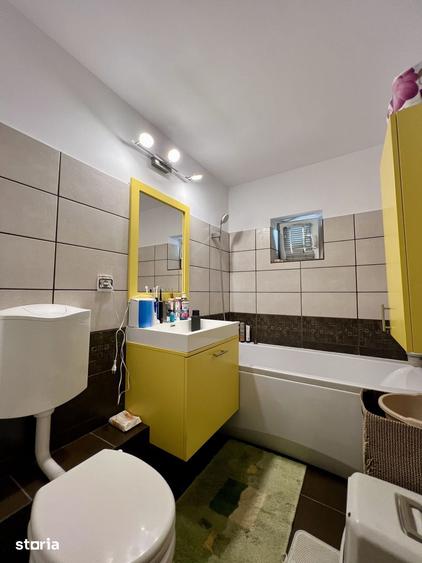 Apartament cu 3 camere decomandat în Est