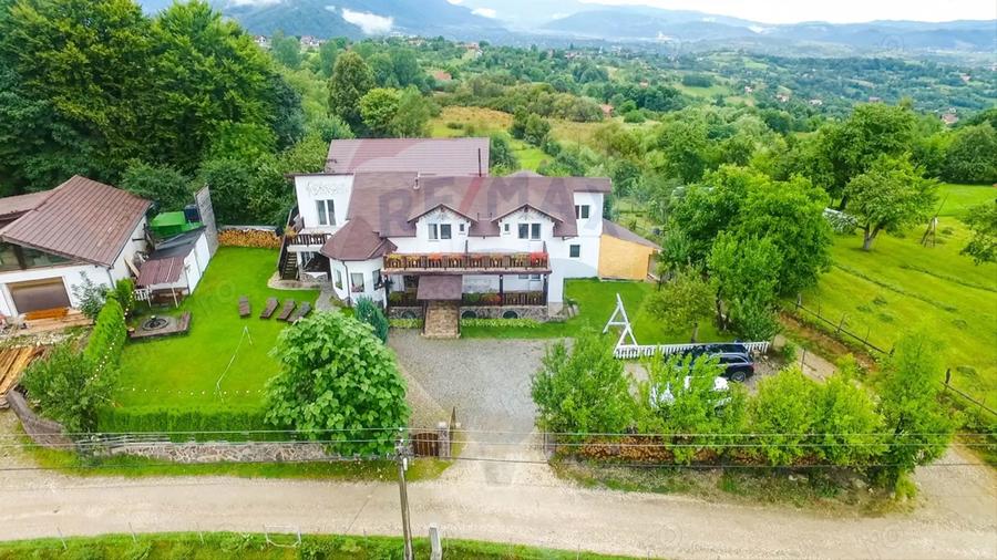 Casă cu 8 camere cu Teren 888 Mp în Sohodol